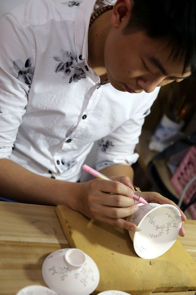 張老師設(shè)計創(chuàng)作中.jpg
